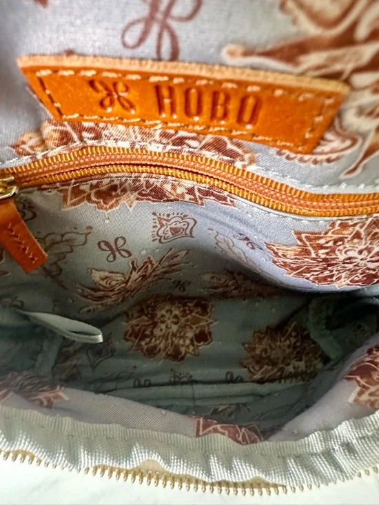 HOBO Fern Crossbody Bag - Pebbled Leather - Sandstorm / Taupe - Picture 4 of 7